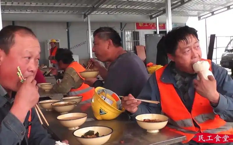 工地食堂准备这么多红烧肉怪不得工人都说裤腰带可以松松再吃了