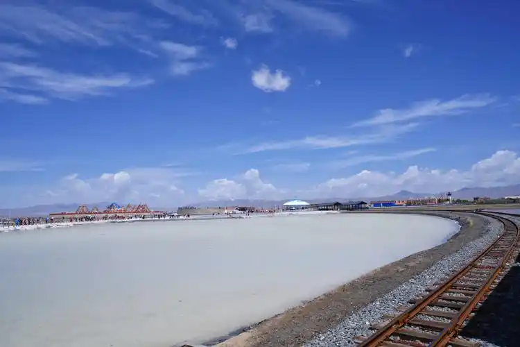 坐上小火车出来的路上,看到一个大盐湖盐卤水比较深.