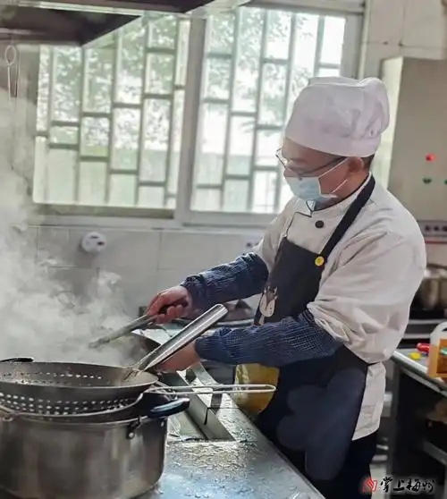 他叫张其超,今年是他进入高速公路工作的第16个春运.