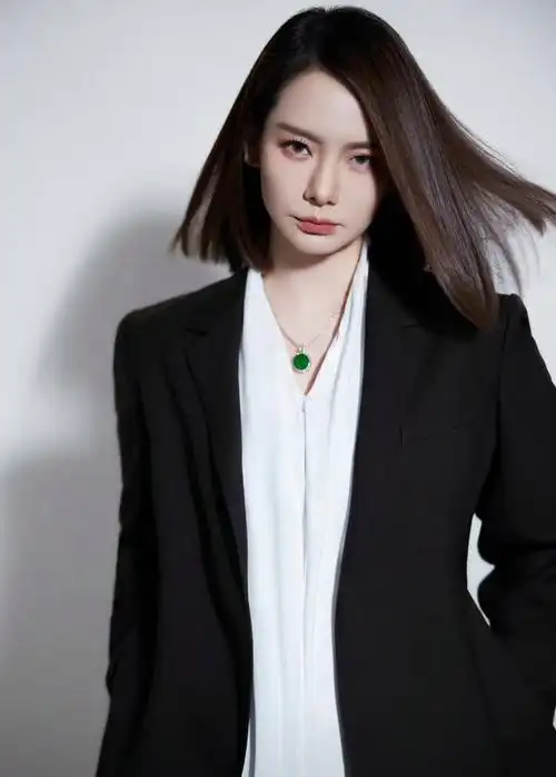 太惊艳!戚薇蓝色西装造型,又美又飒,霸气十足,不愧是戚哥