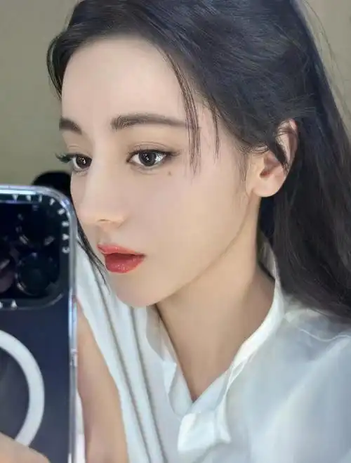 近期,演员迪丽热巴在微博平台上公布了自己的几组生活照,其中有一些