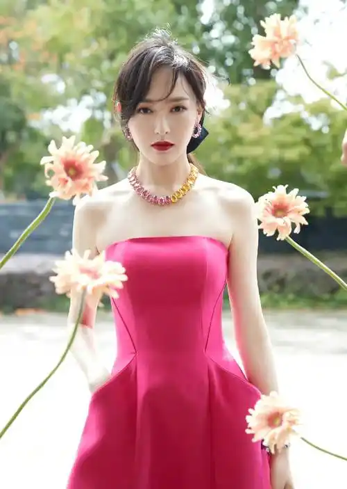 唐嫣身穿糖果色红,一字肩抹身材晚礼服,高贵典雅,侧面美叫人惊讶_气质