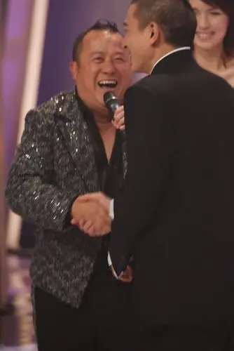 图文:唱作歌星金奖刘德华上台与曾志伟握手