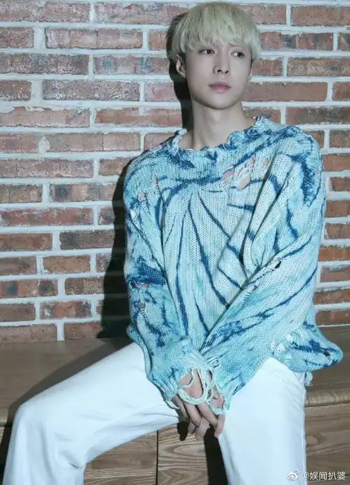 张艺兴蓝色破洞毛衣造型大片96好帅的小绵羊~蓝色破洞毛衣 银发绝了