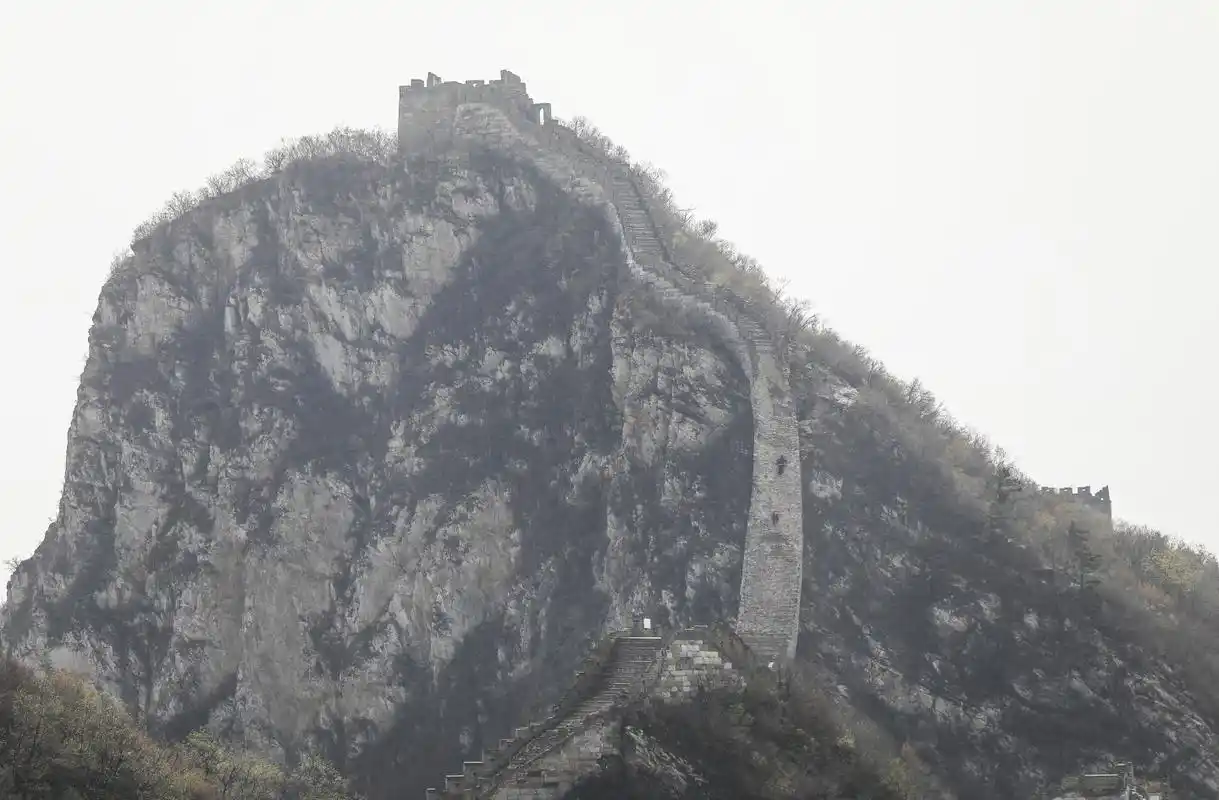 2019年4月22日,有驴友在攀爬箭扣长城著名的"鹰飞倒仰".