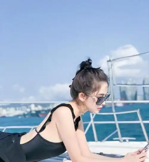 古力娜扎三亚度假,游艇泳衣大秀身材!网友表示哇!真白!