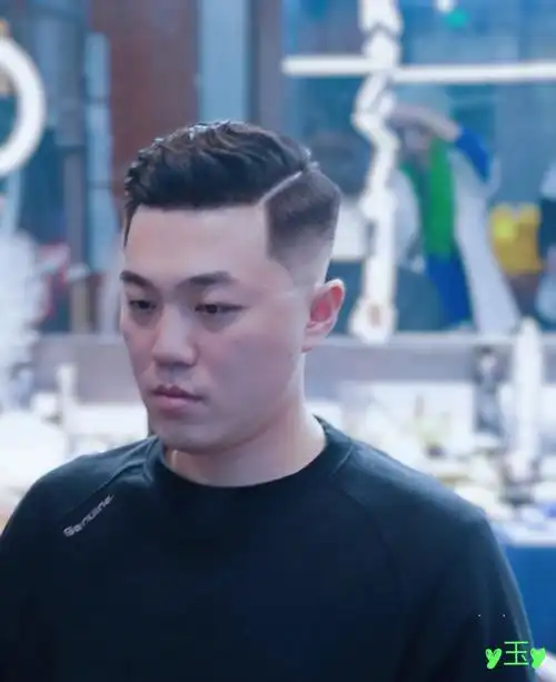 男士二八分纹理烫发型是指将头发分为比例为2:8的样式,2与8指的是发量