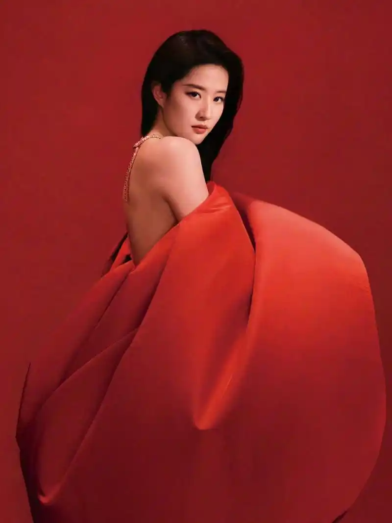刘亦菲一袭红裙如火焰般绽放,红唇映照出她的绝美容颜.