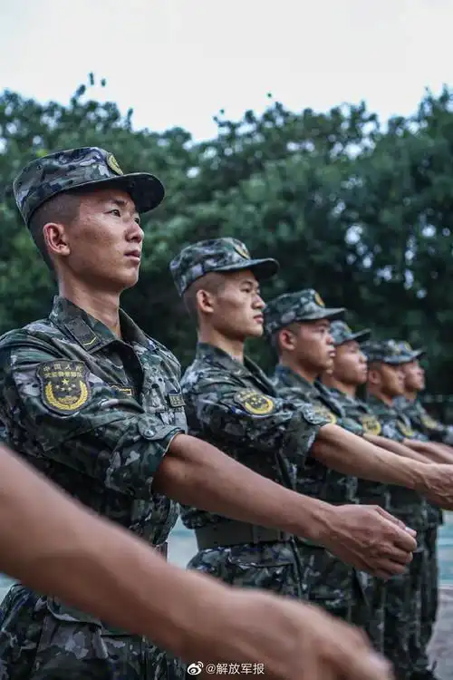真精神武警新兵夏日超酷写真照