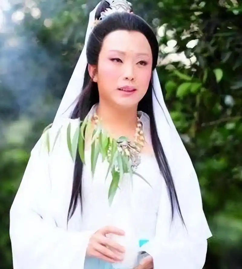 因此电视剧《碧波仙子》在选演员的时候便找来了李玉刚扮演观音菩萨
