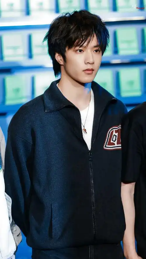 时代少年团拍摄路透#美式男高风上面写着刘耀文的名字……越素越撕妹