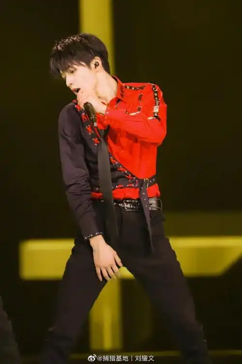 刘耀文壁纸#舞台上的刘耀文太适合当壁纸了绝美氛围感与帅哥相互映衬