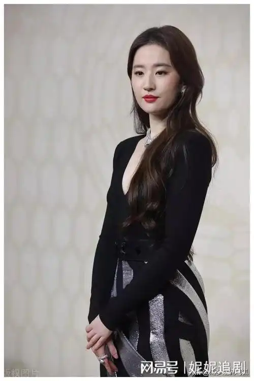 刘亦菲身穿深v礼服亮相宝格丽品牌活动|深v|米兰时装周_网易订阅