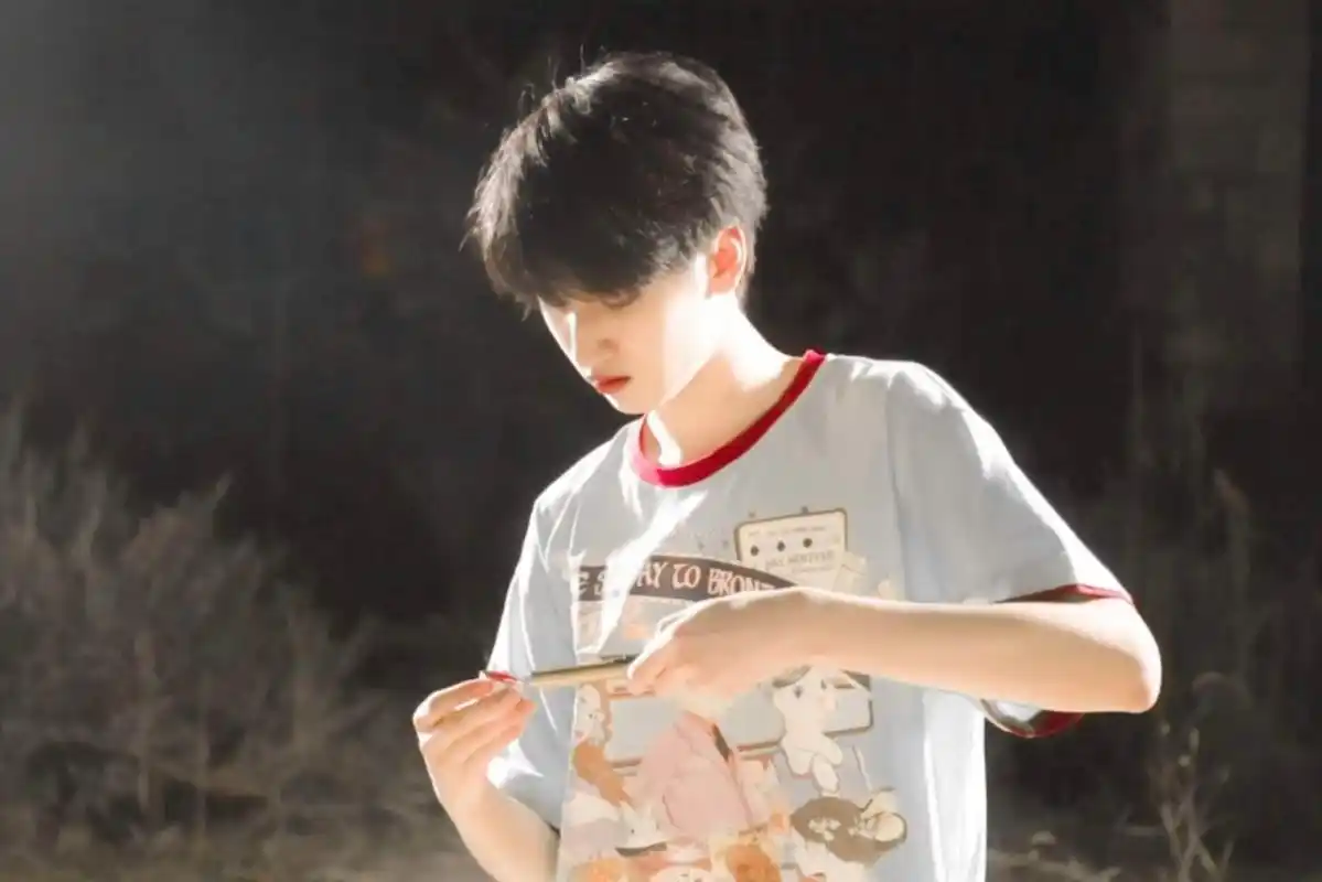 严浩翔精选图片 "不管未来将会多么艰难,都要记得抬头看看在眼前的