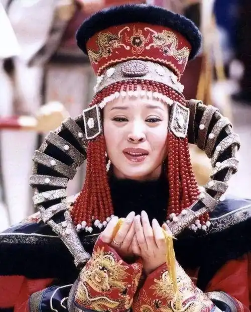 1972年内蒙发现康熙女儿墓,尸身穿龙袍240年不腐,葬品估值过亿_女人