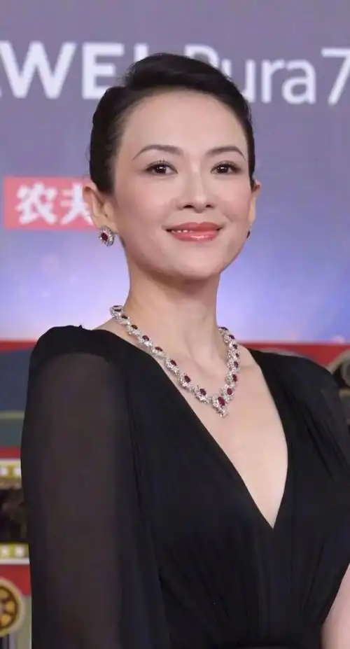 看了45岁章子怡和38岁童瑶的近照,才明白骨相美和皮相美差别