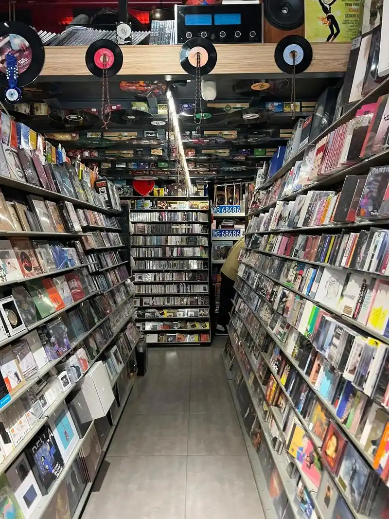 一家带有满满情怀的唱片店.#发一张你被点赞最多的照片 店内有 - 抖音