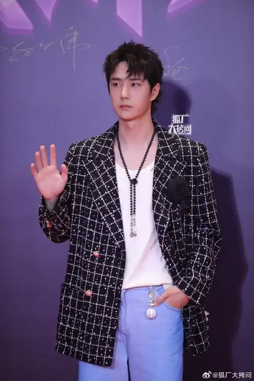 王一博身着chanel 斜纹软呢外套,搭配阔腿牛仔裤出席爱奇艺尖叫之夜.