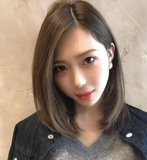 短发利用自然下垂设计,前侧的刘海呈现自然碎发效果,自然覆盖住额头