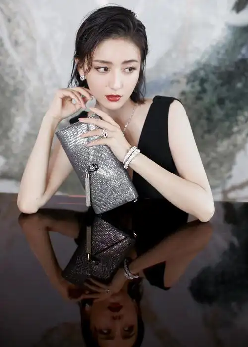 佟丽娅身穿一袭黑色深v礼裙出席活动,显得高贵优雅,时髦又减龄