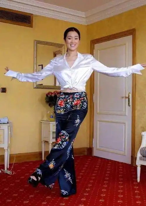 原创巩俐这次好尴尬穿连体裤勒出游泳圈赘肉全靠气质撑场面