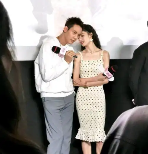 《宠爱》完整版专访,陈伟霆钟楚曦聊到脸红