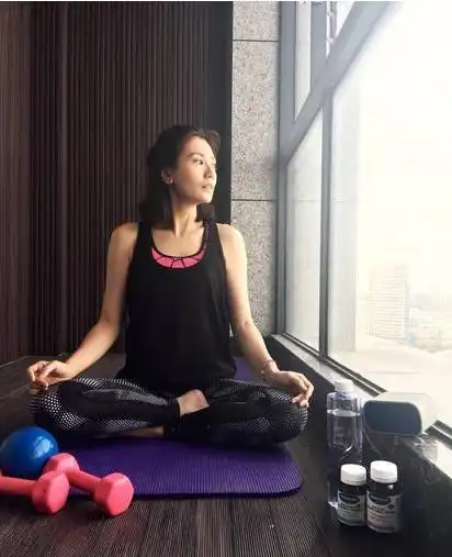 奥运伊始,贾静雯就在微博上晒图,做瑜伽为奥运加油.