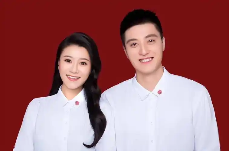 王冰皓发了一张与老公的结婚证件照,照片中,夫妻俩身穿白色衬衫,笑容