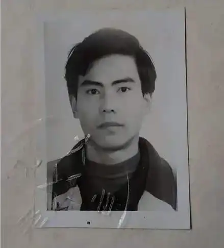 爸爸的黑白照片:拍摄于八十年代,精神小伙很帅气