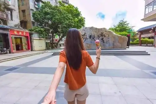 火了今天七夕广州一对情侣的牵手照看哭了多少单身狗