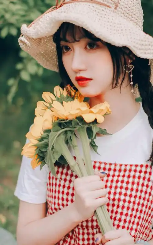 清新水灵美女性感红唇写真图片