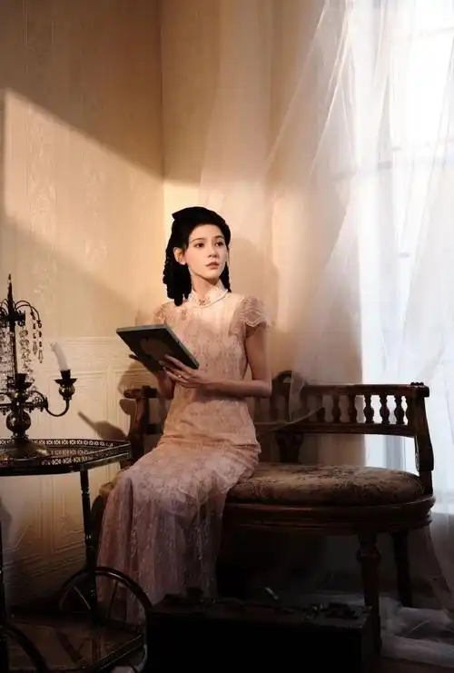 最新民国造型视频中,粉色旗袍搭配宫廷卷发真的就是贵气大小姐!