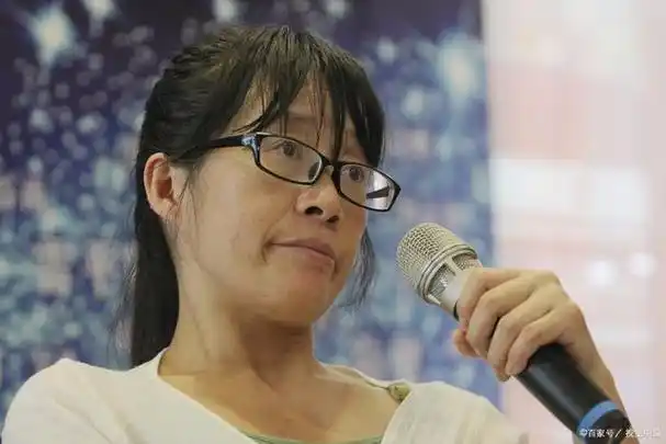 "脑瘫诗人"余秀华赚到15万后给丈夫打电话:现在回来