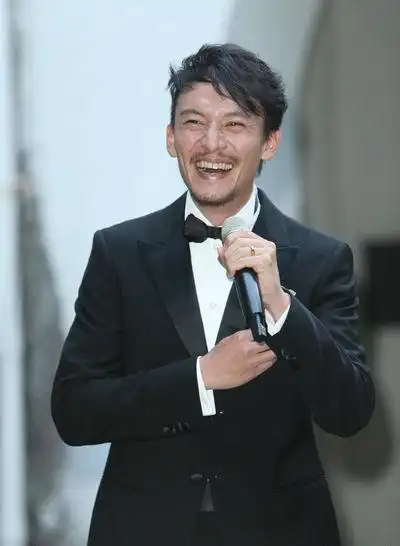 张震笑得合不拢嘴