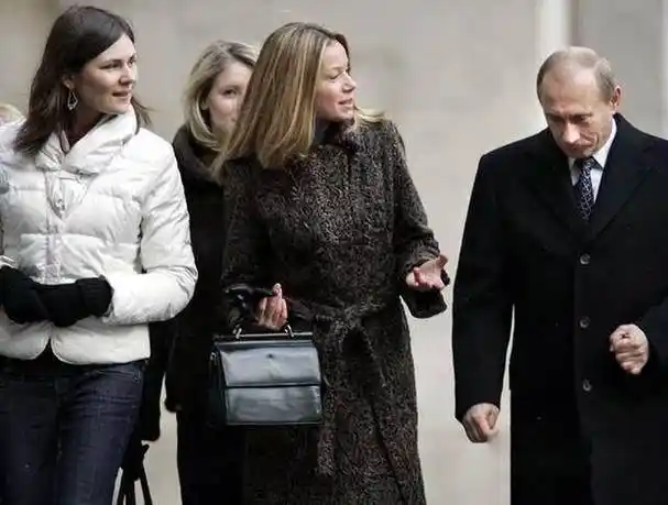 普京硬汉柔情悉心照料两女儿大女儿低调幸福小女儿离婚自在