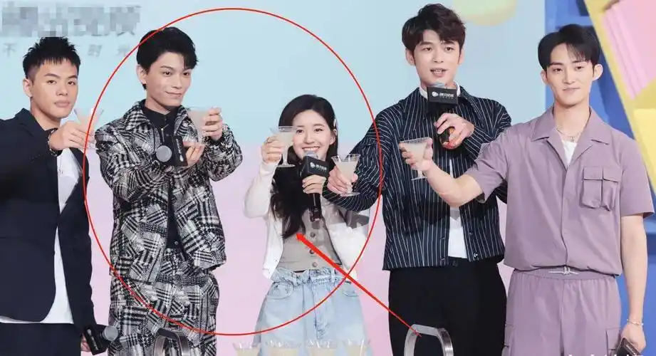 赵露思165cm,丁禹兮181cm,见面会站一起真实身高很明显_差距_官方