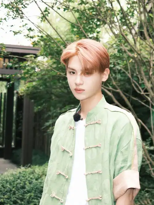 黄明昊最新综艺造型已上线,身穿白色t恤,搭配浅绿色外套