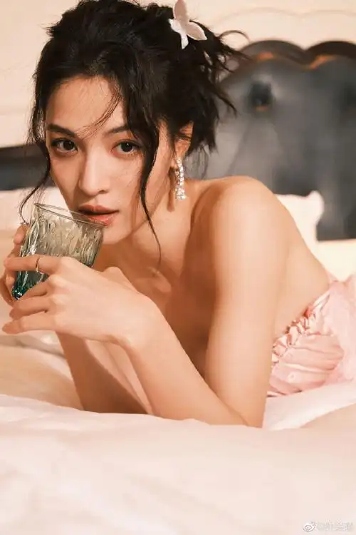 钟楚曦穿抹胸短裙拍写真身材凹凸有致长腿吸睛