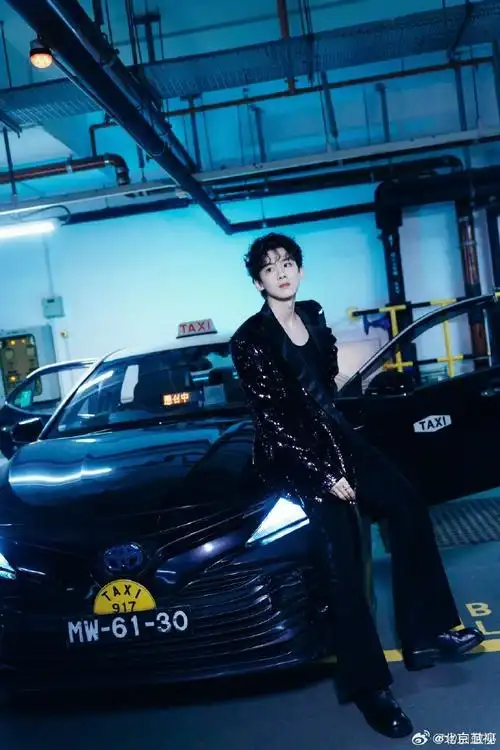 白敬亭黑色礼服造型和机车好搭##尖叫之夜红毯