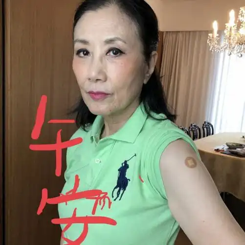 71岁女星汪明荃晒素颜照涂眼线戴眼镜脖颈纹额头上皱纹明显