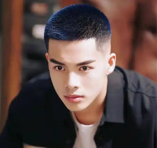 寸头发型是潮男们必不可少的一款发型,无论是修饰自己的脸型还是提升