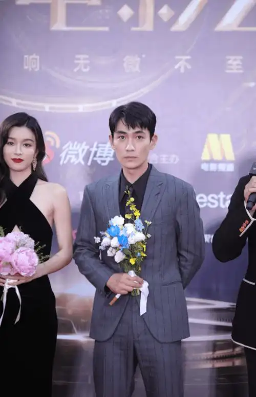 王一博朱一龙沈腾亮相红毯 周冬雨张子枫周也比美_黑色_长裙_礼服