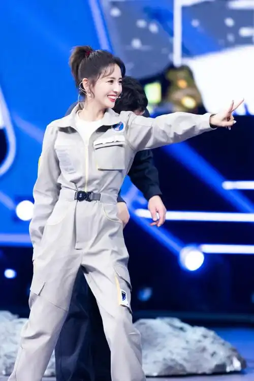 佟丽娅王牌对王牌录制花絮照释出穿工装梳高马尾利落帅气