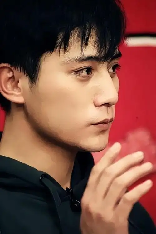 在照片中可以看到,年轻时期的刘烨,眼睛十分的美丽,看过去让人非常的