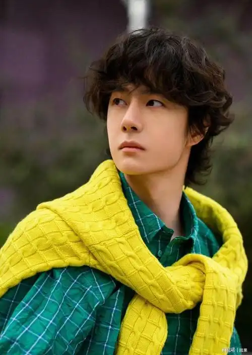 王一博泡面头惊艳亮相,陈都灵红衣明媚又大方,蔡徐坤走深沉路线