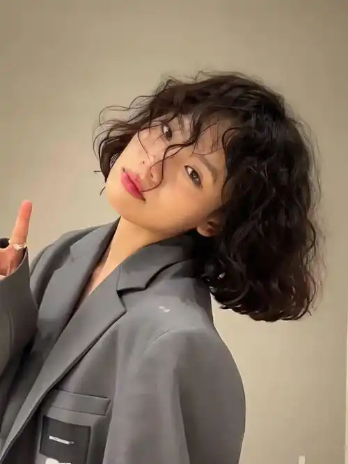 2024不要错过的"短发烫"_发型_中国_人类