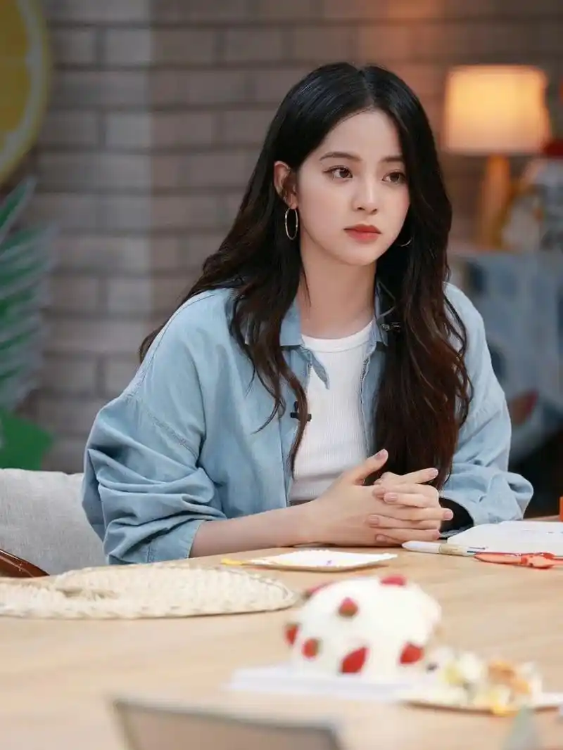 欧阳娜娜#相遇的夏天# 节目穿搭科普合集 清新甜美的nabi,少女感溢出