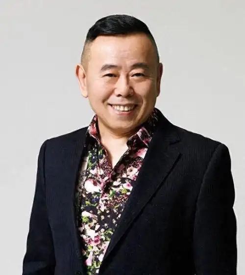 潘长江老师是一位备受瞩目的演员和相声演员,他的代表作《举起手来》