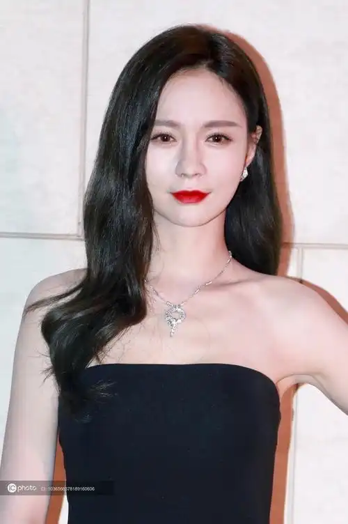 沈梦辰黑色抹胸小礼服水钻凉鞋红唇妩媚性感