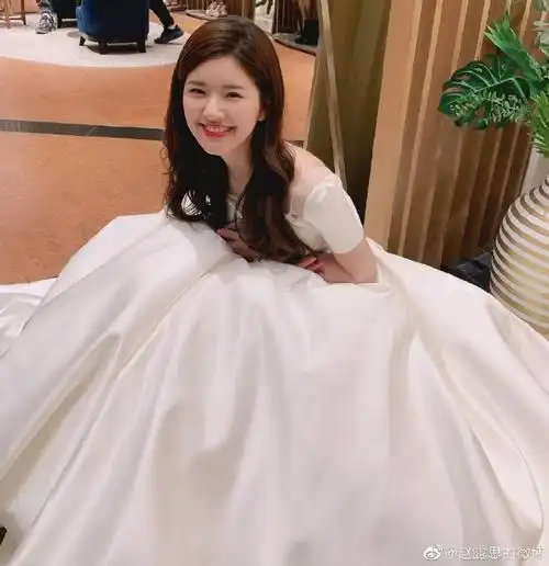 赵露思婚纱造型